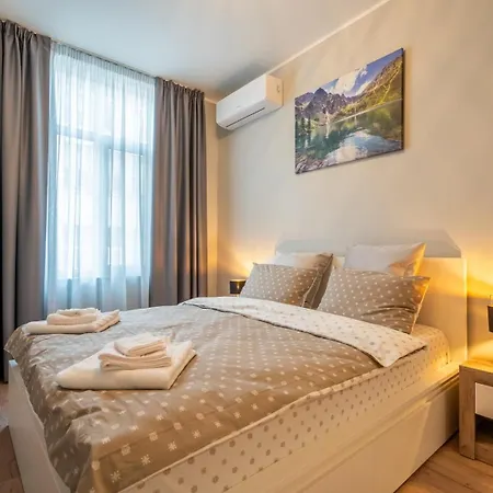 Апартамент Spacious Cozy For Big Groups Center