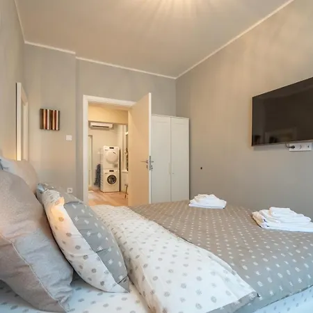 Апартамент Spacious Cozy For Big Groups Center *