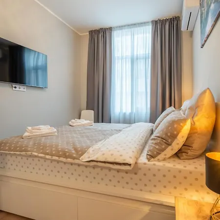Апартамент Spacious Cozy For Big Groups Center *