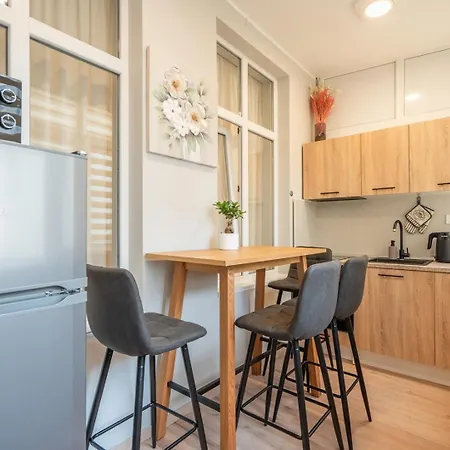 Апартамент Spacious Cozy For Big Groups Center София