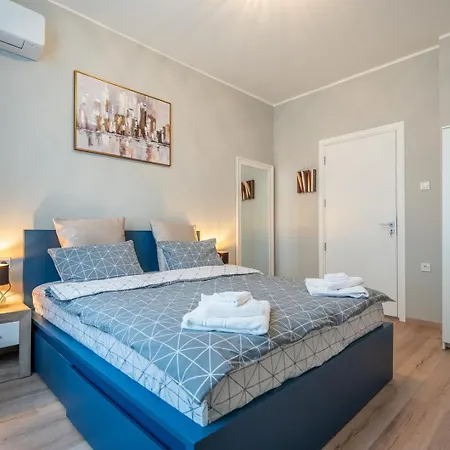 Spacious Cozy For Big Groups Center Апартамент София